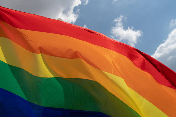 gay orgoglio arcobaleno pace bandiera indietro luce
 - Foto, immagini