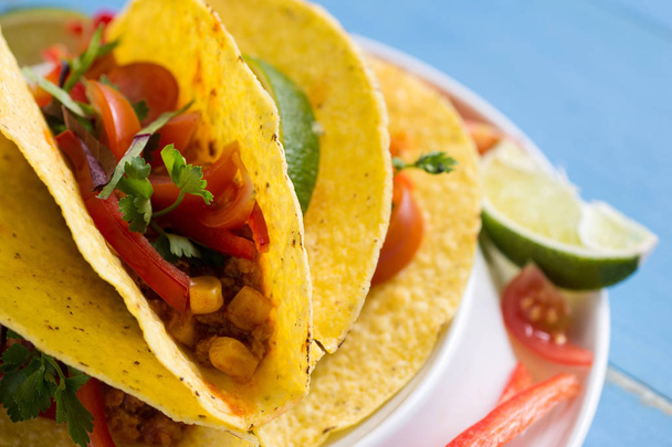 Mexické Tacos s mletého hovězího masa a zeleniny na venkovský modře Bac - Fotografie, Obrázek