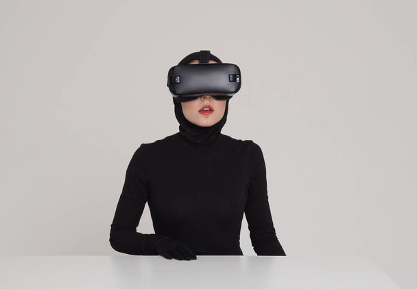 Auriculares de mujer en VR: nuevo gadget de alta tecnología
 - Foto, imagen