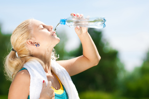 Kobieta pijąca wodę po treningu - Zdjęcie, obraz