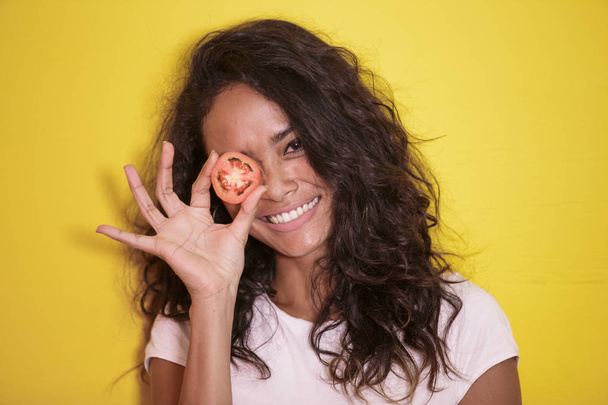 beautiful asian woman smilingwith slices of tomato - Foto, immagini