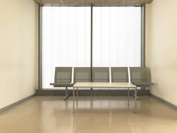 Sala d'attesa della clinica ospedaliera. Sala vuota. Mobili per interni. Orizzonte
 - Foto, immagini