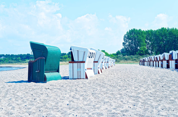Pláž na německém Baltském moři s plážové lehátko a pocit dovolené s pískem - Fotografie, Obrázek