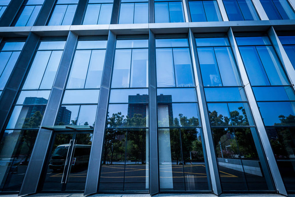 Edificio de oficinas de vidrio azul
 - Foto, Imagen