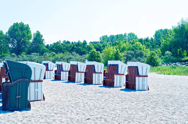 Pláž na německém Baltském moři s plážové lehátko a pocit dovolené s pískem - Fotografie, Obrázek