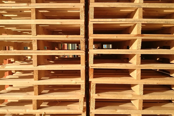 Nové dřevěné palety je zásobník v skladu nákladní dodávky podniku. - Fotografie, Obrázek