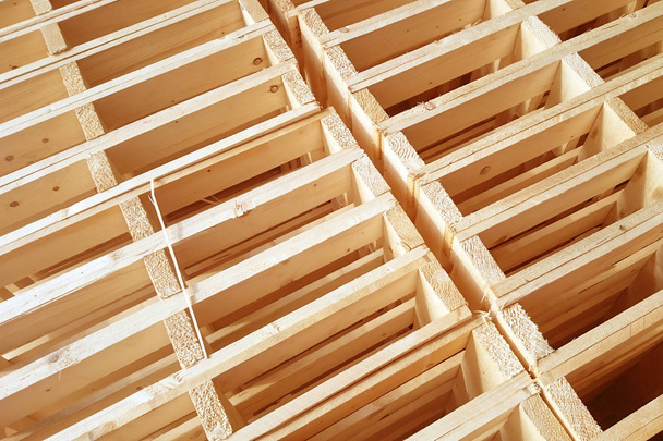 Las nuevas plataformas de madera se apilan en el almacén de la empresa de entrega de carga
. - Foto, imagen