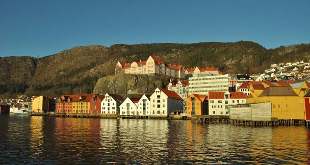 Noorwegen, stad van de Bergen en kleurrijke bewonerscollectieven - Foto, afbeelding
