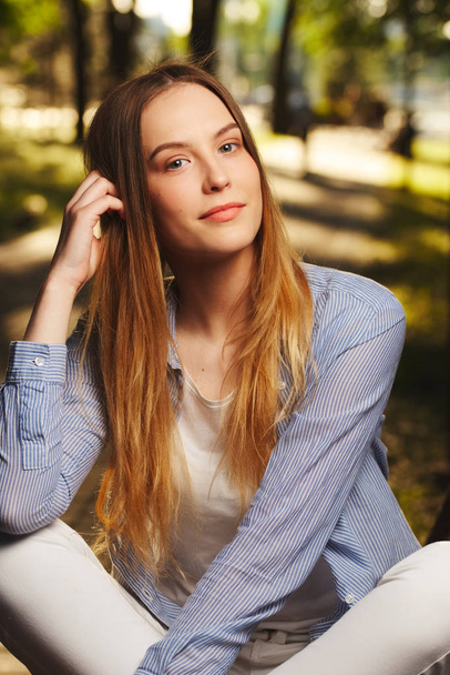 beautiful girl with long hair - Foto, afbeelding