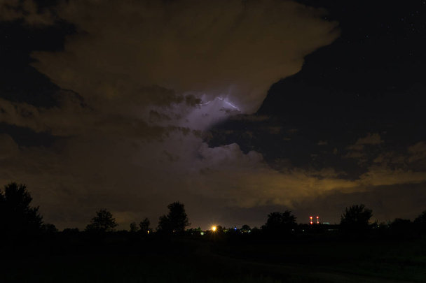 非常に広角ビューを持つ雷と田舎のパノラマ - 写真・画像