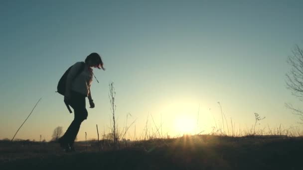 Sziluettjét nő fű mezőn - Felvétel, videó
