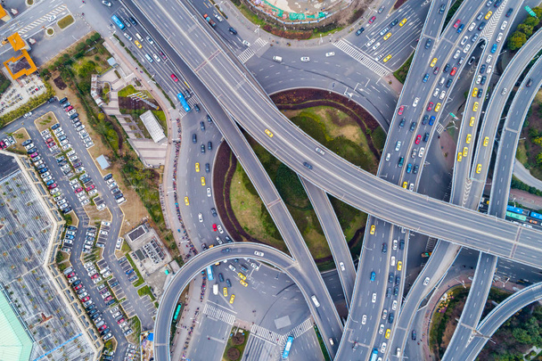 Vista aérea de um cruzamento maciço de rodovias
 - Foto, Imagem