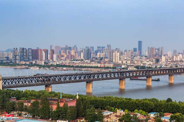 повітряний вид на місто Ухань
 - Фото, зображення