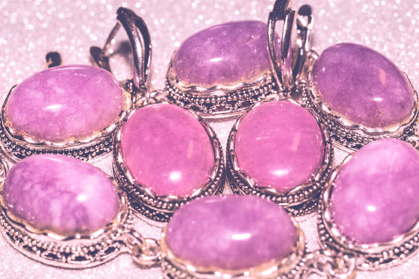 Εκλεκτής ποιότητας ασημένια κοσμήματα με μοβ πέτρα ροζ, κουνζίτης, Αχάτης ή χαλαζία, φιλτράρεται. - Φωτογραφία, εικόνα