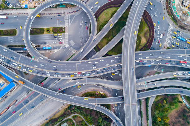 Вид с воздуха на массивное пересечение автомагистралей
 - Фото, изображение