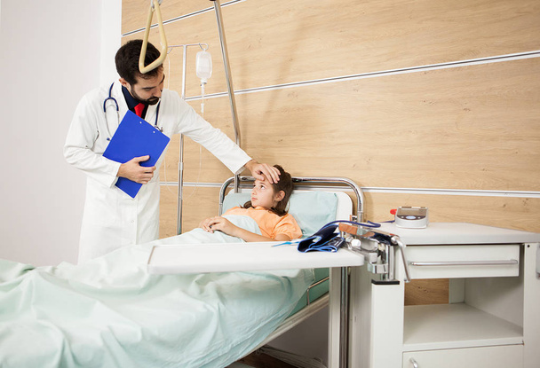 Dokter een patiënt meisje visitin - Foto, afbeelding