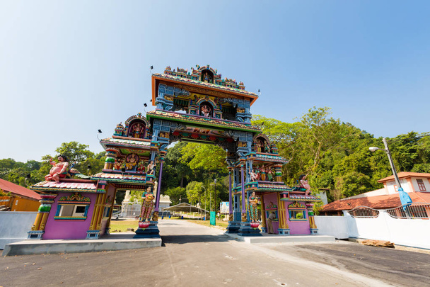 Wasserfall-Hügel Arulmigu Balathandayuthapani Tempel auf der Insel Penang in Malaysia. Sakrale hinduistische Architektur. - Foto, Bild