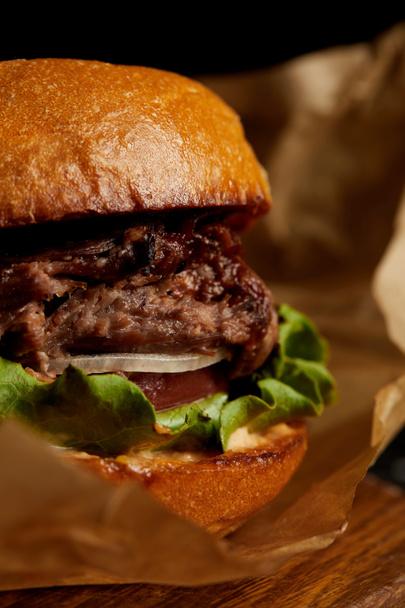 Deliciosa hamburguesa caliente con carne y ensalada
 - Foto, Imagen