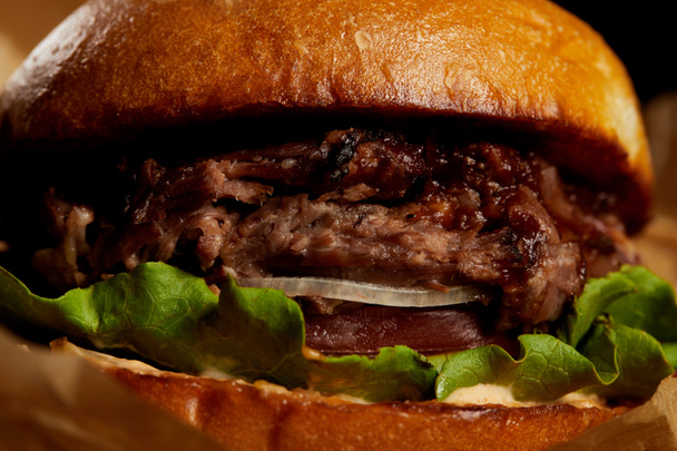 Zbliżenie smaczny kuszące świeżo gotowane hamburger - Zdjęcie, obraz