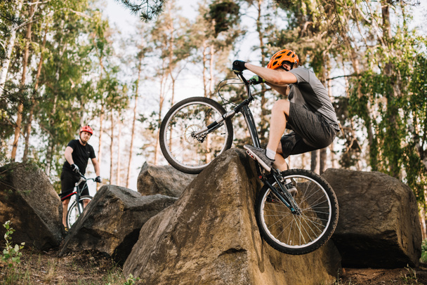 Extreme próba biciklisek lovaglás a szabadban sziklák - Fotó, kép