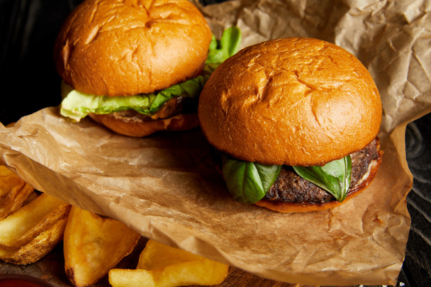 Hamburgery a hranolky podávané na kraftový papír - Fotografie, Obrázek