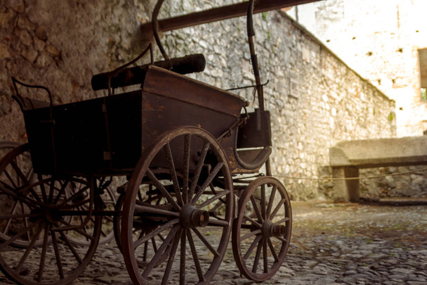 Vista de uma velha carroça de madeira abandonada
 - Foto, Imagem