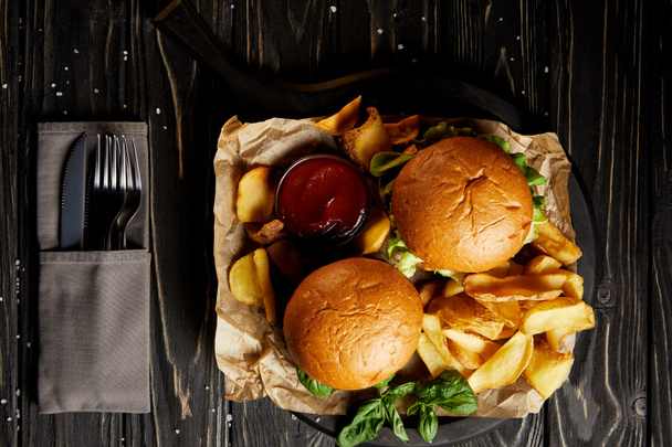Гамбургер і картопля фрі подається на борту столовими приборами
 - Фото, зображення