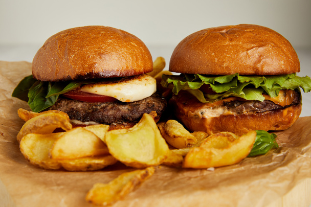 Abur cubur konseptiyle hamburger ve patates kızartması Kraft kağıt üzerinde - Fotoğraf, Görsel