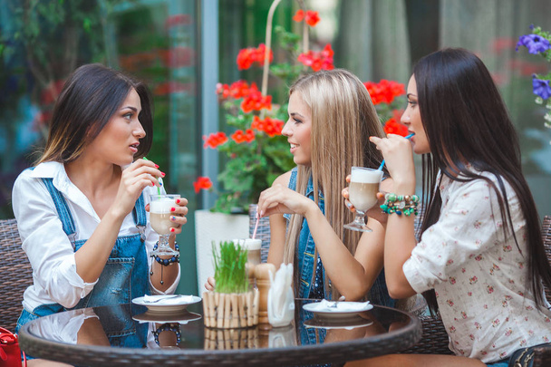 Grupo de novias hablando en el café con café
 - Foto, imagen