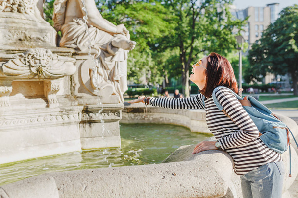 Asiática turista chica con mochila en frente de la Fuente en Budapest
 - Foto, Imagen