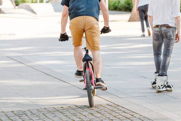 Mann fährt mit Fahrrad auf der Straße - Foto, Bild