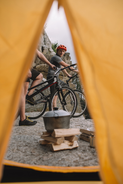 näkymä oikeudenkäynti moottoripyöräilijät kivinen kalliolla ulkona camping teltta
 - Valokuva, kuva