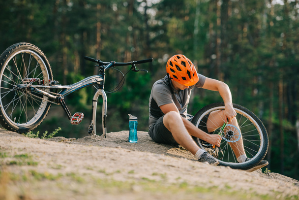 atractiva rueda de bombeo joven ciclista de trial de la bicicleta al aire libre
 - Foto, imagen