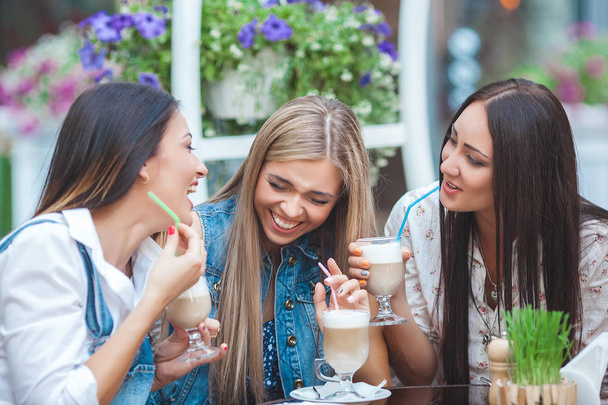 Freundinnen unterhalten sich im Café bei Kaffee - Foto, Bild