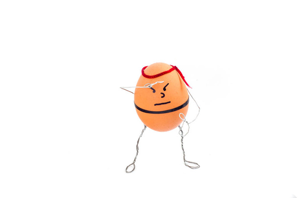 Karate jajko z gniewną twarz i czerwone zaokrąglenia na białym tle - Zdjęcie, obraz