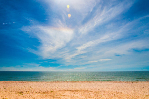 zandige kust op blauwe hemelachtergrond - Foto, afbeelding