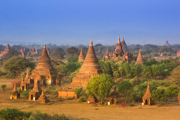 Templos en Bagan, Tierra de Pagoda, Myanmar
 - Foto, Imagen