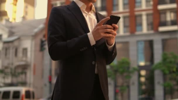 мужчины использовать смартфон в городе
 - Кадры, видео