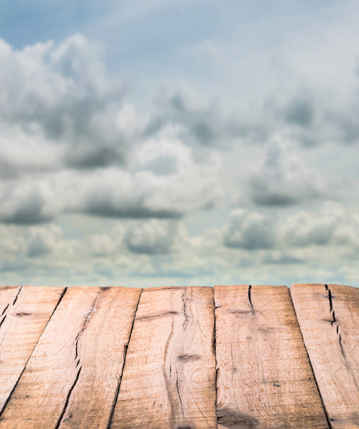 texturizado pranchas de madeira em nuvens borradas fundo
 - Foto, Imagem