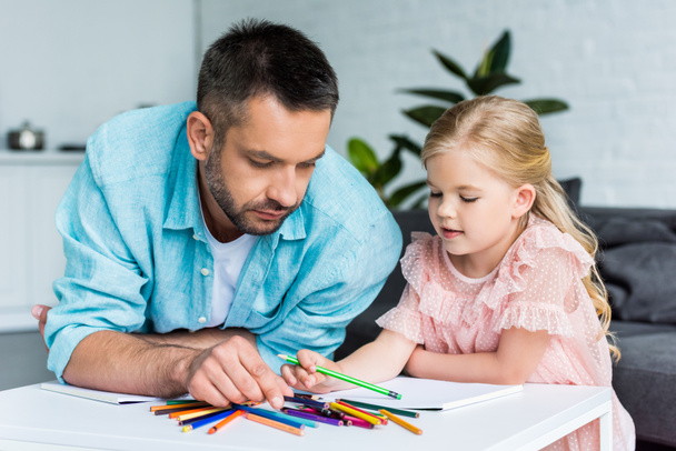 Baba ve kızı çizim renkli kalemler ile birlikte evde   - Fotoğraf, Görsel