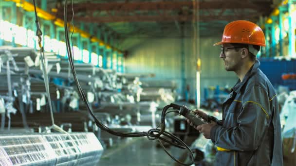 Profesionální kovodělníků spolupracují v továrně úložiště - Záběry, video