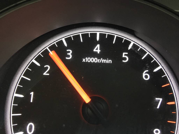 compteur de vitesse noir avec flèche orange et chiffres
 - Photo, image