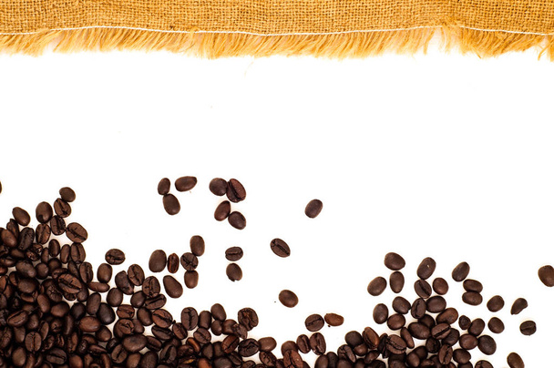 zak en zwarte koffie bonen als achtergrond - Foto, afbeelding
