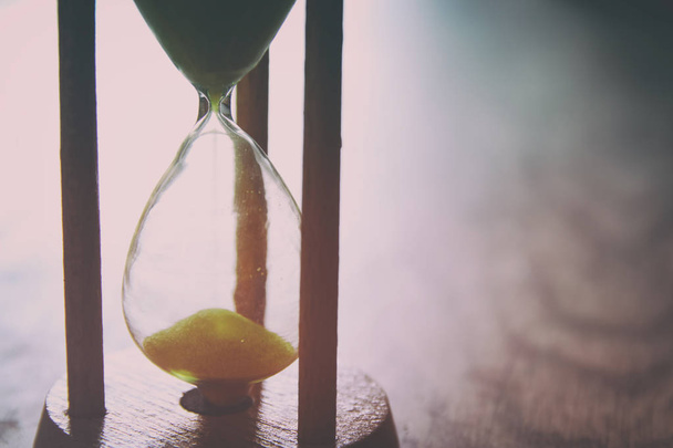 Reloj de arena como concepto de paso de tiempo para la fecha límite de negocio - Foto, Imagen