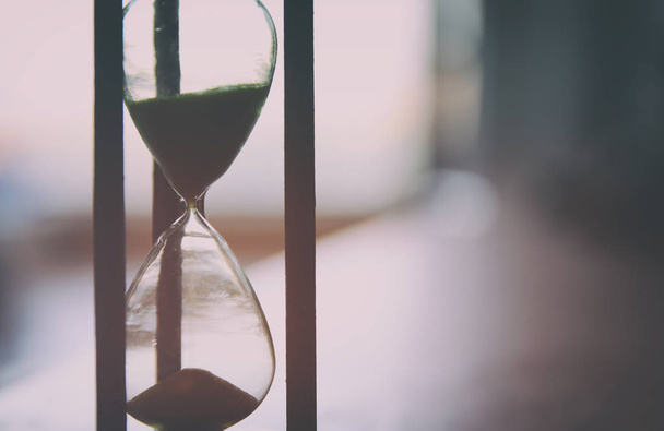 Hourglass ως έννοια πέρασμα του χρόνου για την προθεσμία των επιχειρήσεων. - Φωτογραφία, εικόνα