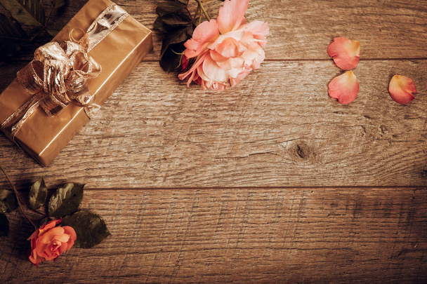 Εορταστική λουλουδιών σύνθεση στο ξύλινο λευκό φόντο. Overh - Φωτογραφία, εικόνα
