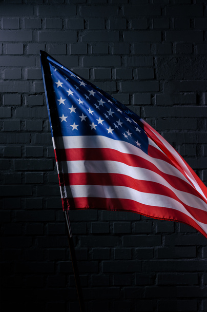 drapeau des États-Unis devant un mur de briques noires, concept de fête de l'indépendance
 - Photo, image