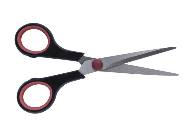 Otevřené dvojice nůžky s černým a červeným zpracovává izolované na bílém pozadí. - Fotografie, Obrázek