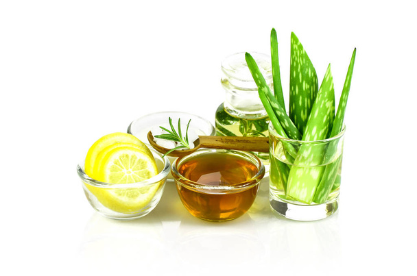 Aloë Vera, citroen, Griekse yoghurt, honing, rozemarijn, zeezout en etherische olie homeopathie verhelpen recept op witte achtergrond. - Foto, afbeelding