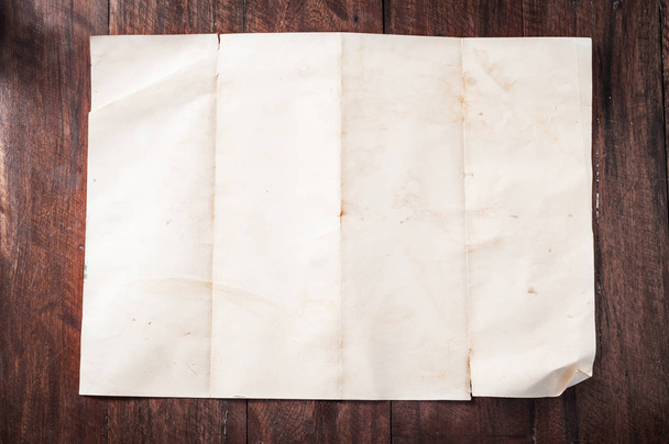άδειο ηλικίας φύλλο χαρτιού σε ξύλινο φόντο - Φωτογραφία, εικόνα